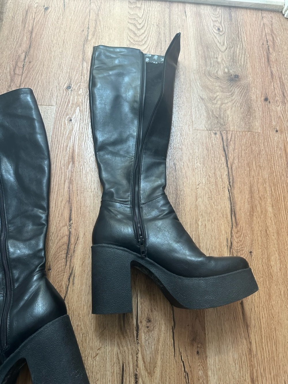 La Moda Women’s Black Platform Knee-High Boots - Picture 5 of 7